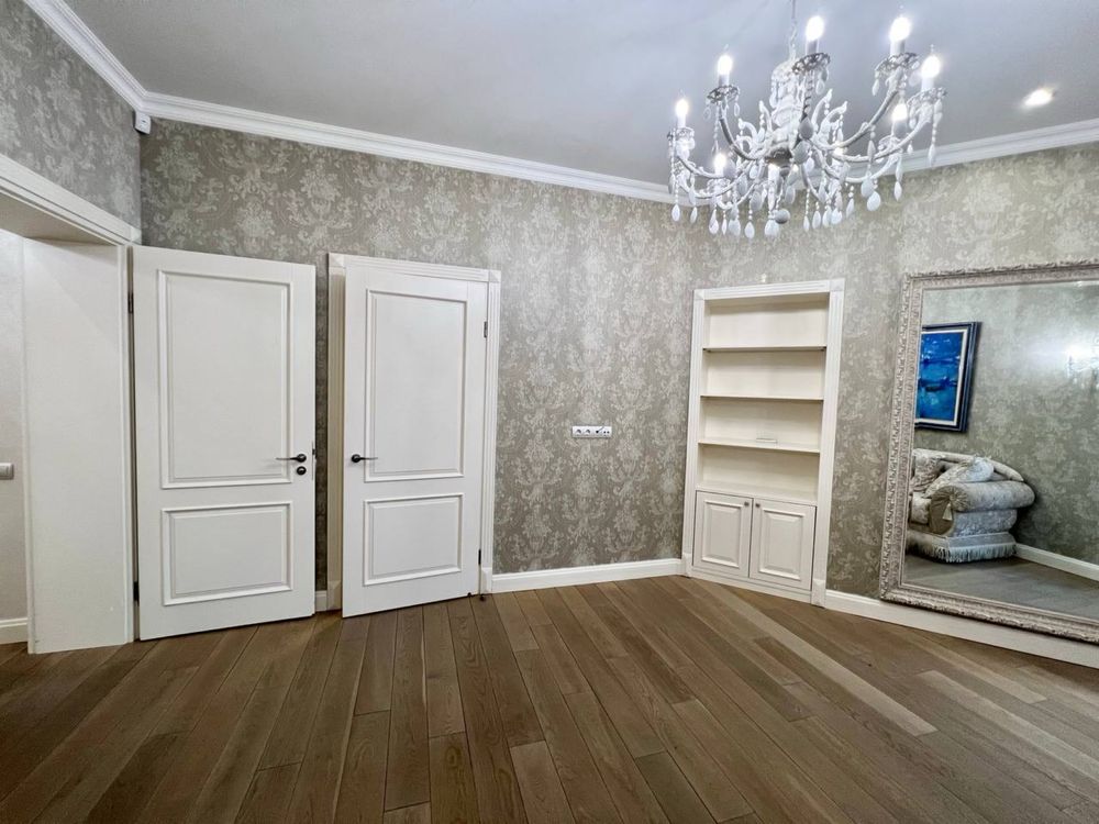 Spacious Classic-Style Apartment with Italian Furniture