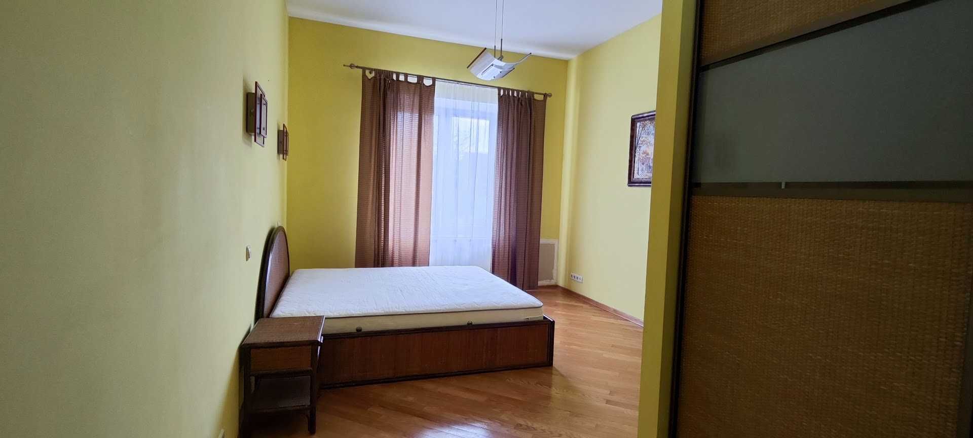 Spacious Two-Bedroom Apartment in Kyiv City Center near Mariinskyi Park
