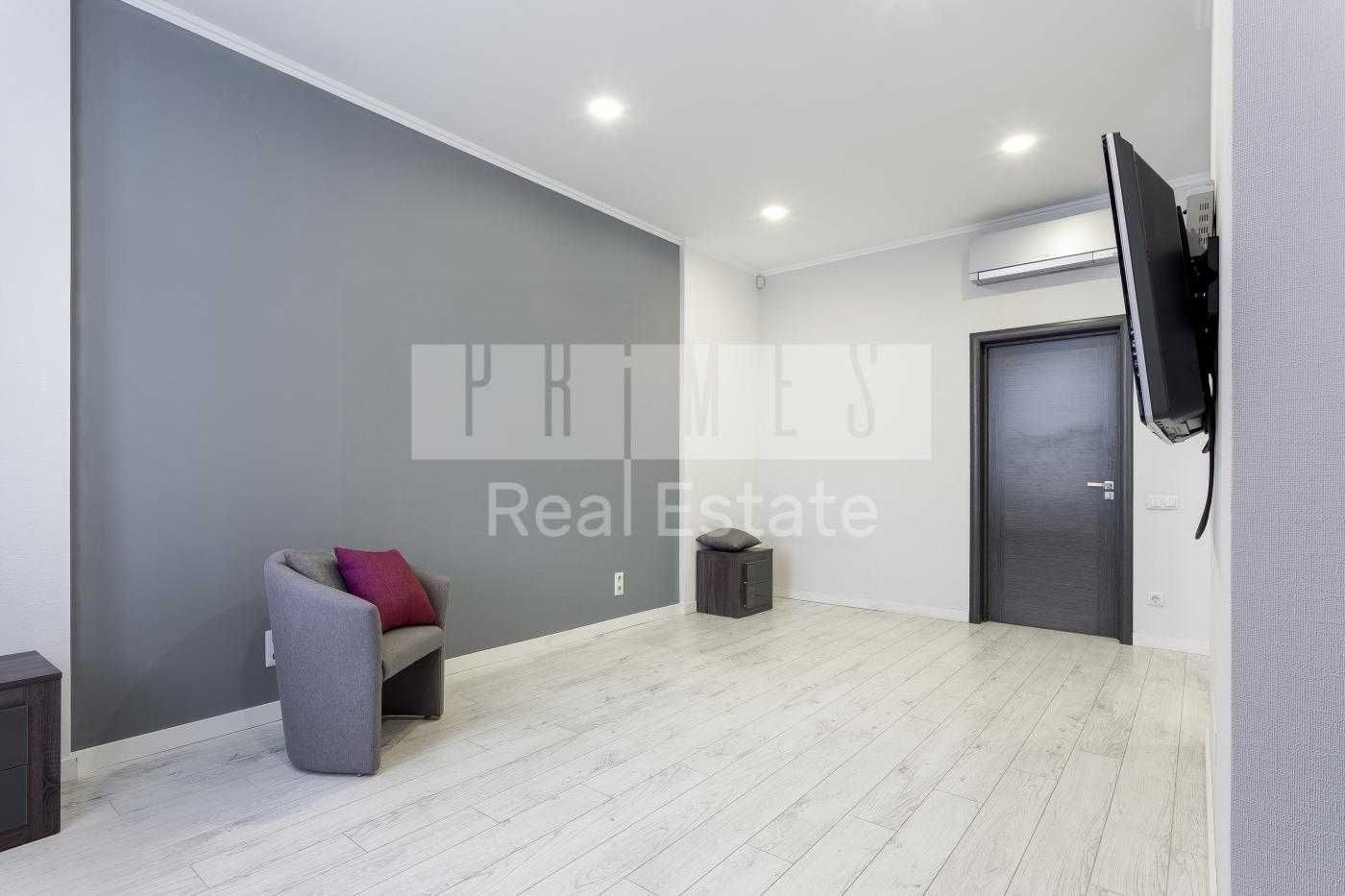 Luxurious Business Class 1-Bedroom Apartment with Designer Renovation
