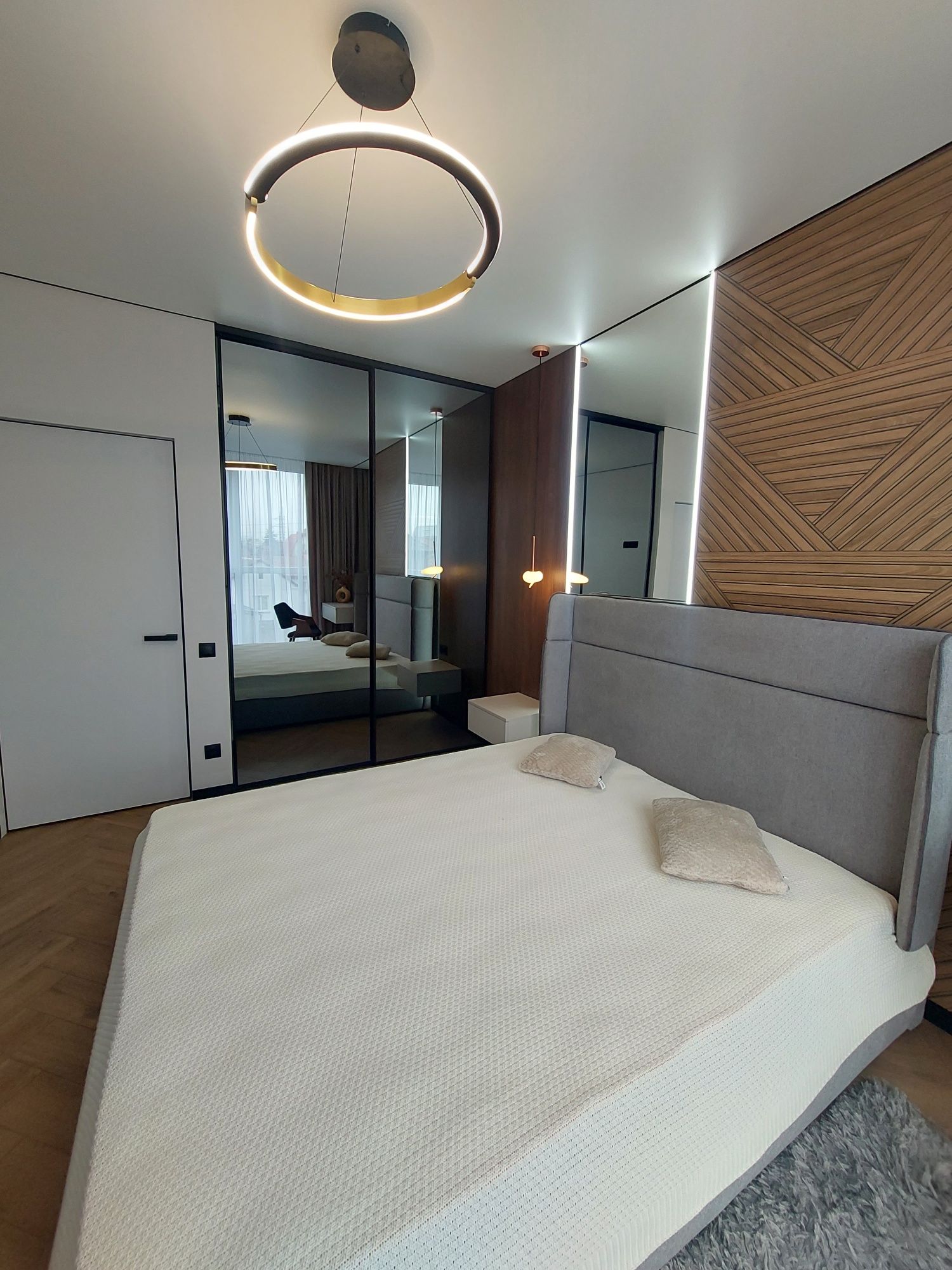 Modern 1-Bedroom Apartment with Designer Renovation