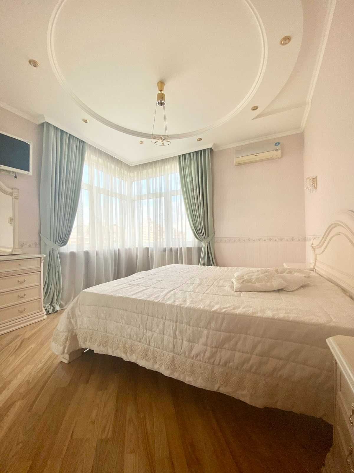 3-Bedroom Apartment with Lavra View in City Center