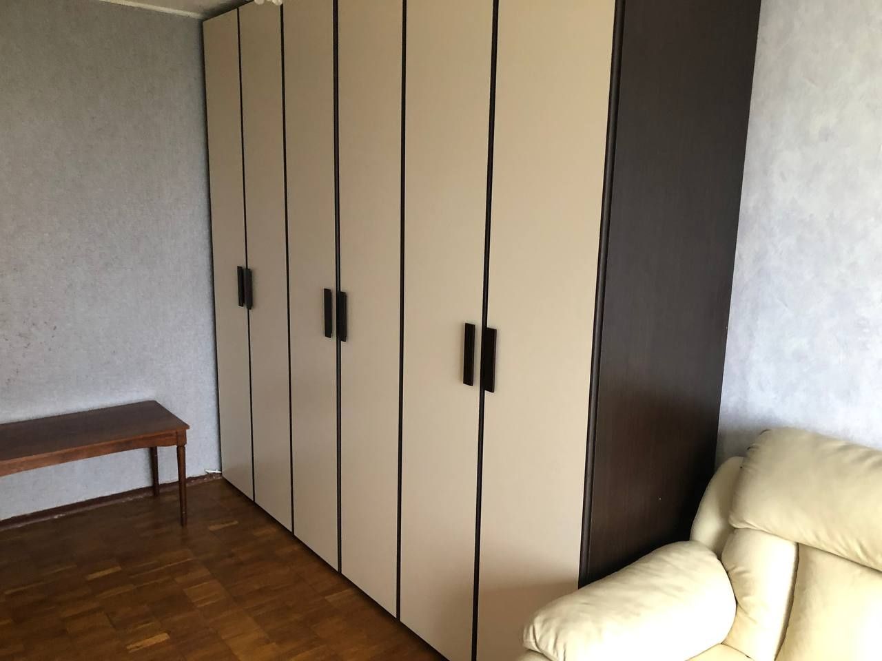 3-Room Apartment in Good Condition, Separate Rooms, Middle Floor, Not Corner