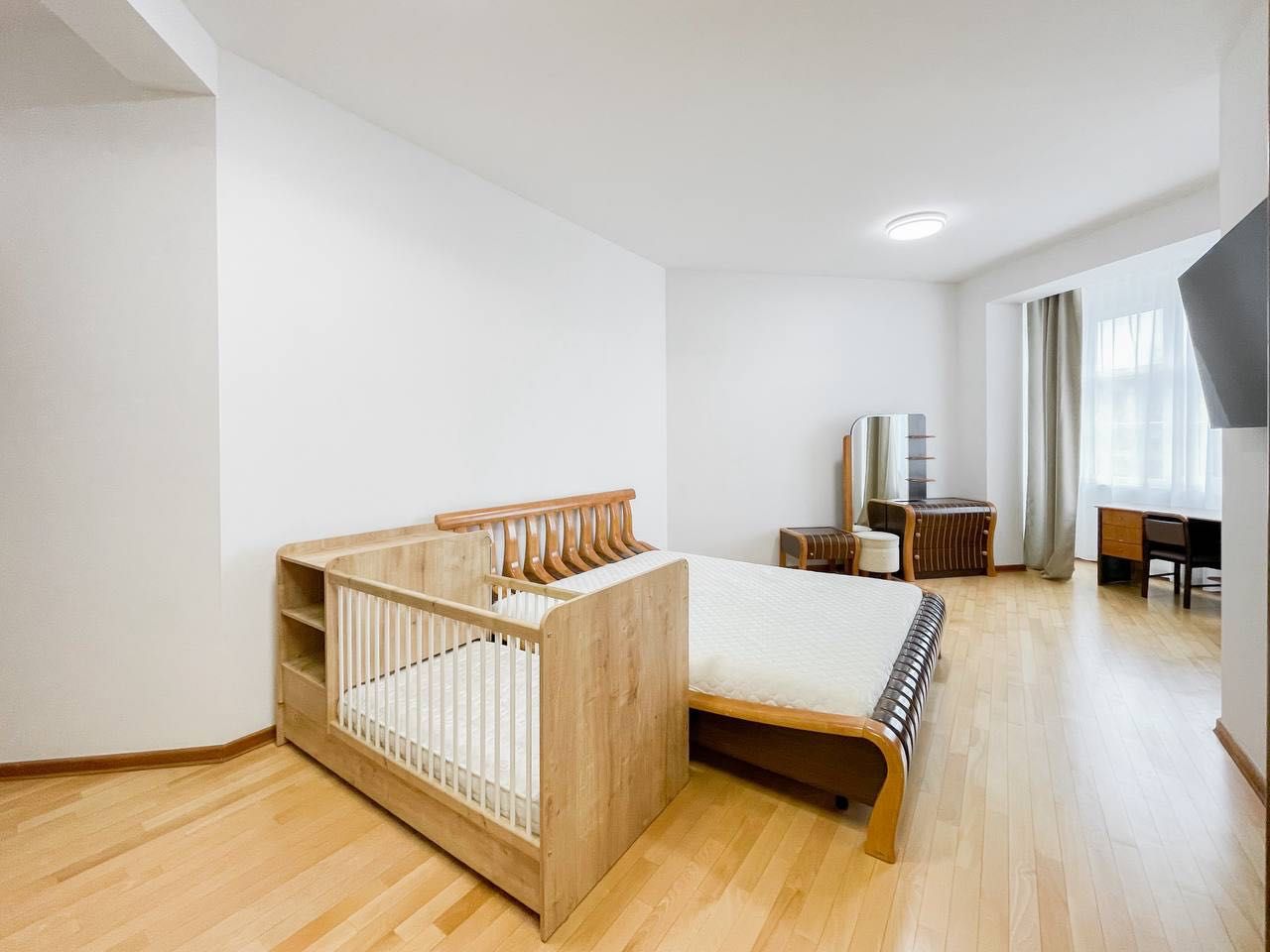 Spacious 3-bedroom apartment with parking in excellent location