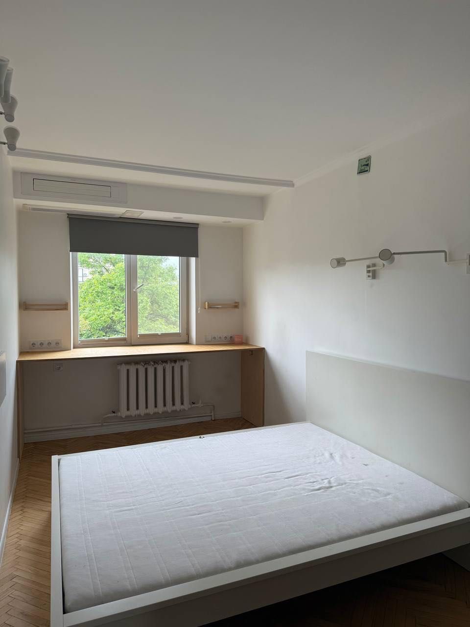 3-Room Apartment on Vyhovskyi Street with Parking Space