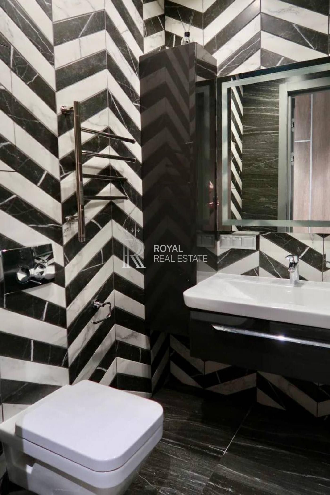 Designer Two-Bedroom Apartment in Pidvysotskyi Complex, Near Zverinetska Metro