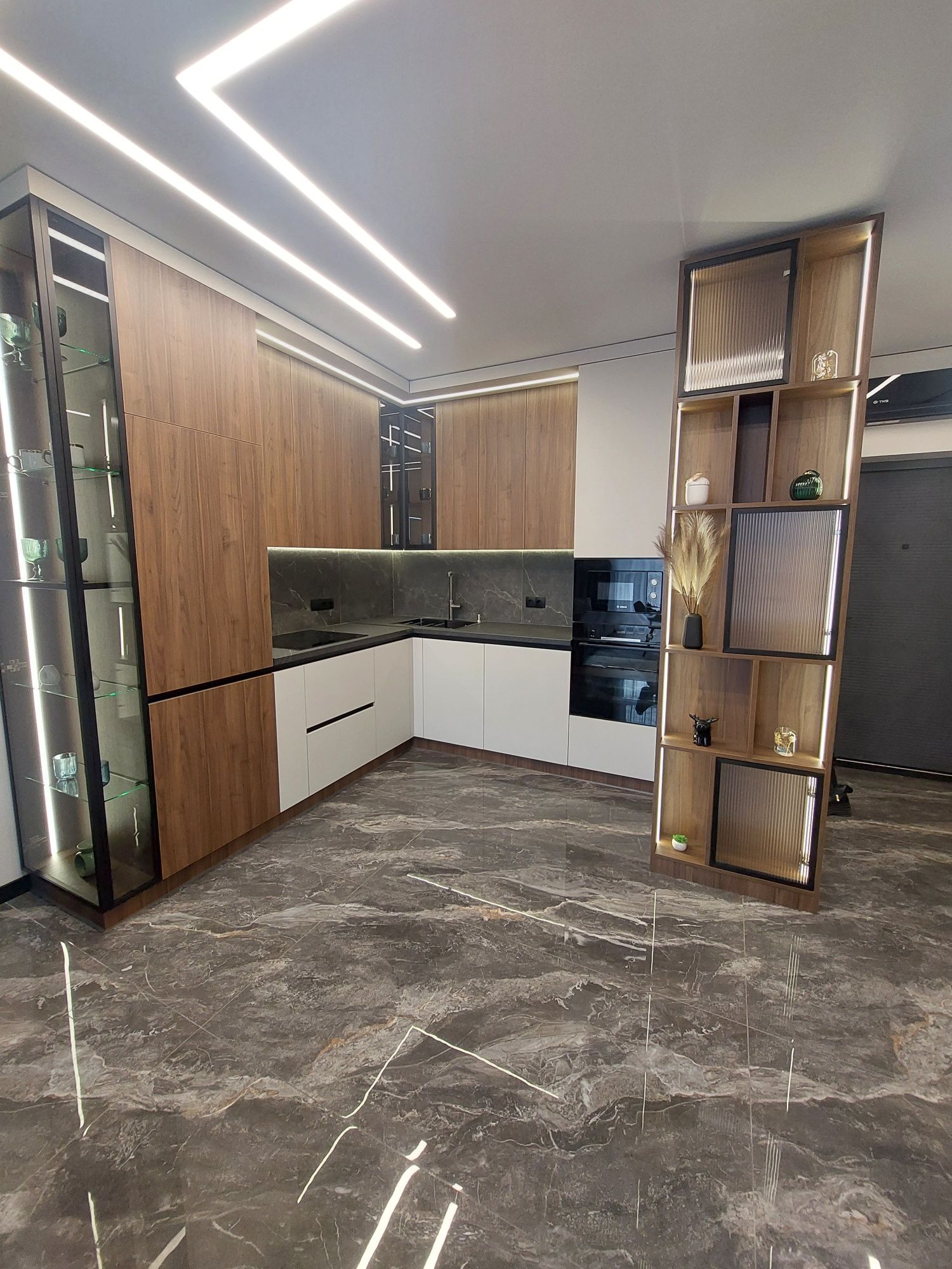 Modern 1-Bedroom Apartment with Designer Renovation