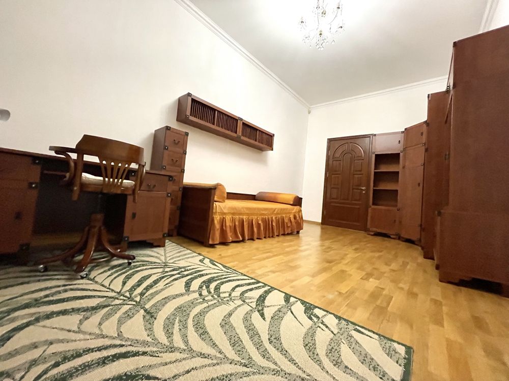 3-Room Apartment on Konovaltsia Street with Euro Renovation