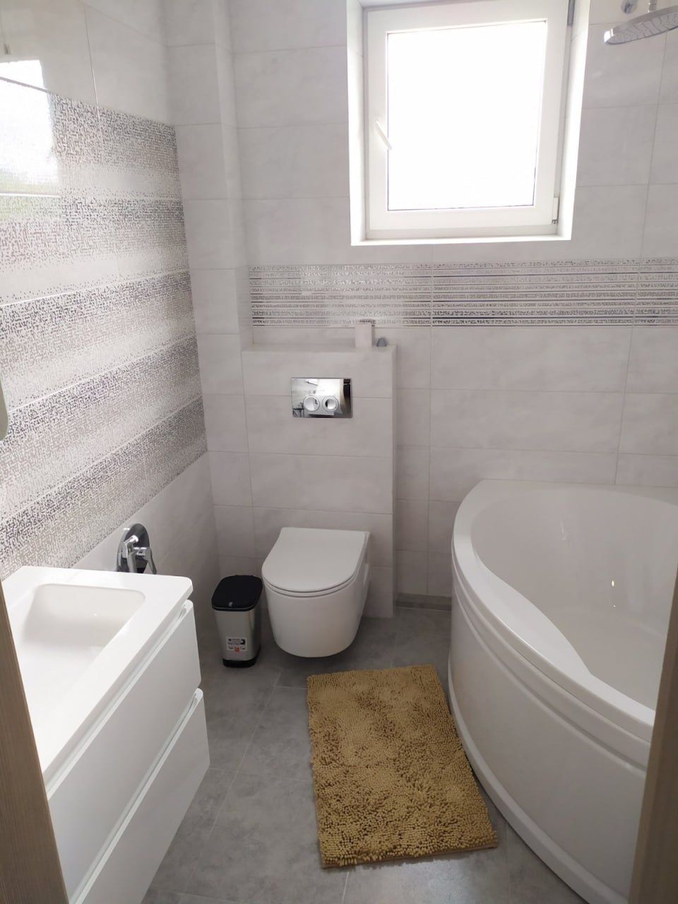Two-room apartment with designer renovation and modern amenities
