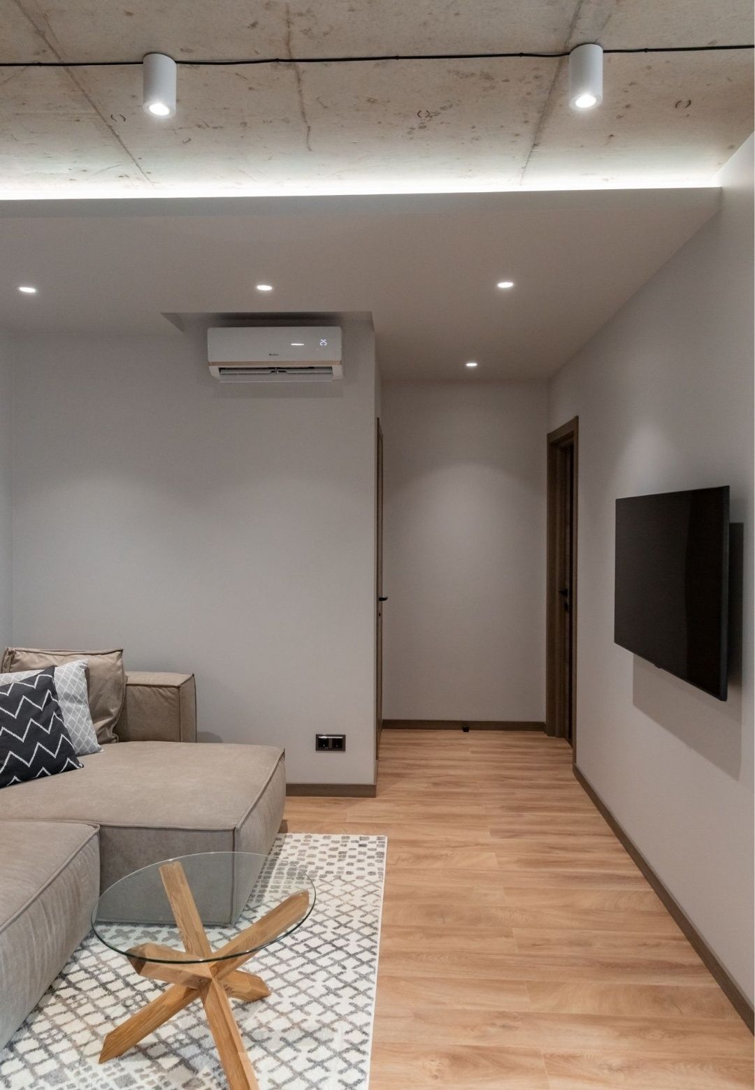 Stylish 1.5 Room Apartment with Designer Interior in Main House Complex