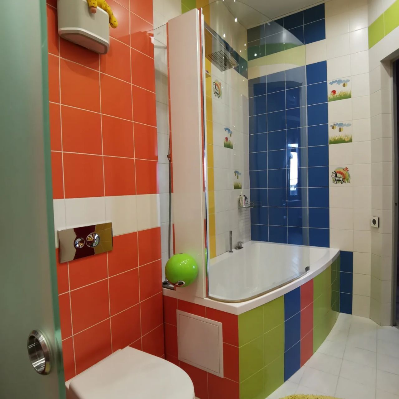 Spacious 4-Bedroom Family Apartment in City Center with Pool and Terrace