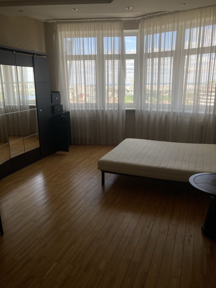 Spacious Apartment on Lesya Ukrainka Boulevard with City View