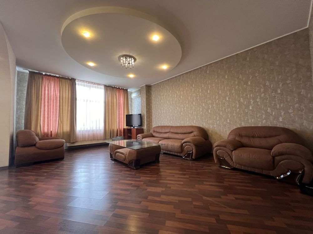 3-Room Apartment in Academic District near 5 Fountains