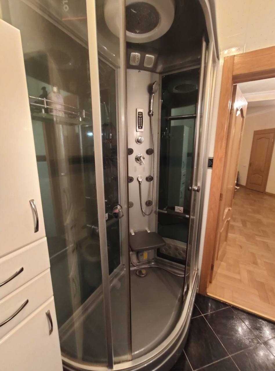 Сапалы жөндеумен классикалық стильдегі кең 3 бөлмелі пәтер