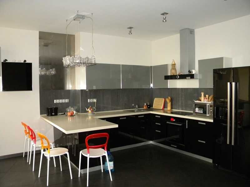 Spacious 3-bedroom apartment in Pechersk district, business-class brick building