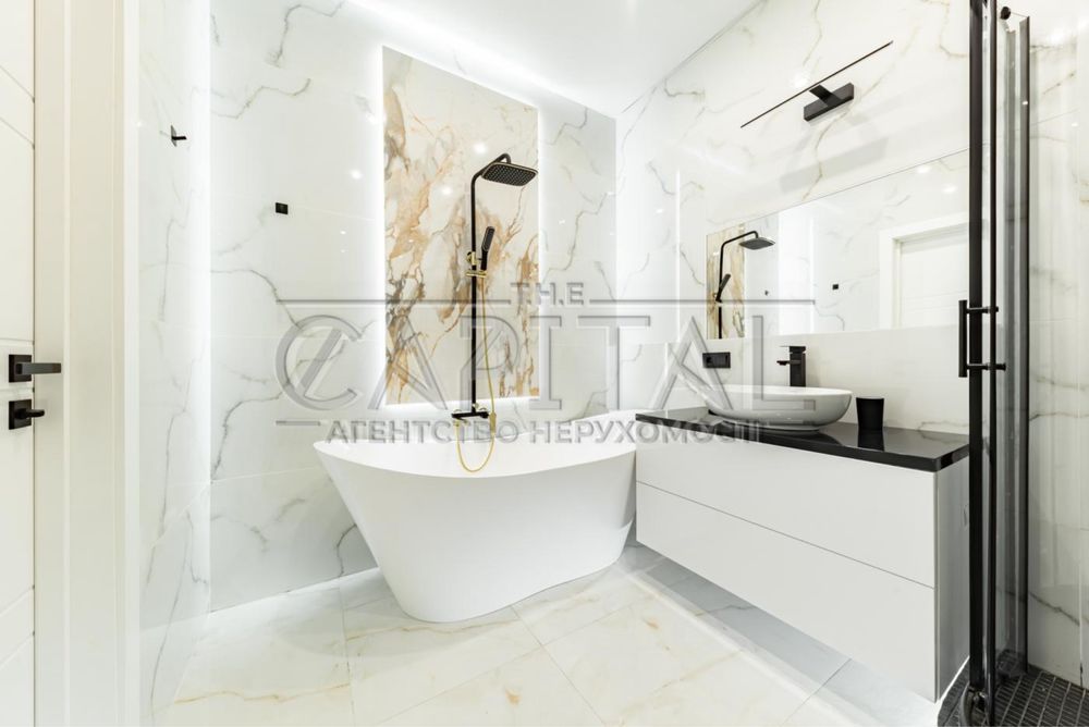 Modern Designer Apartment in Delmar Complex