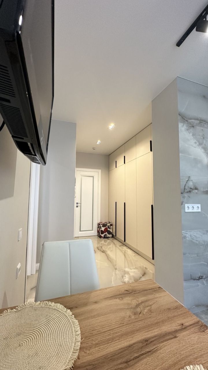 Spacious 1-bedroom apartment in central location with city view