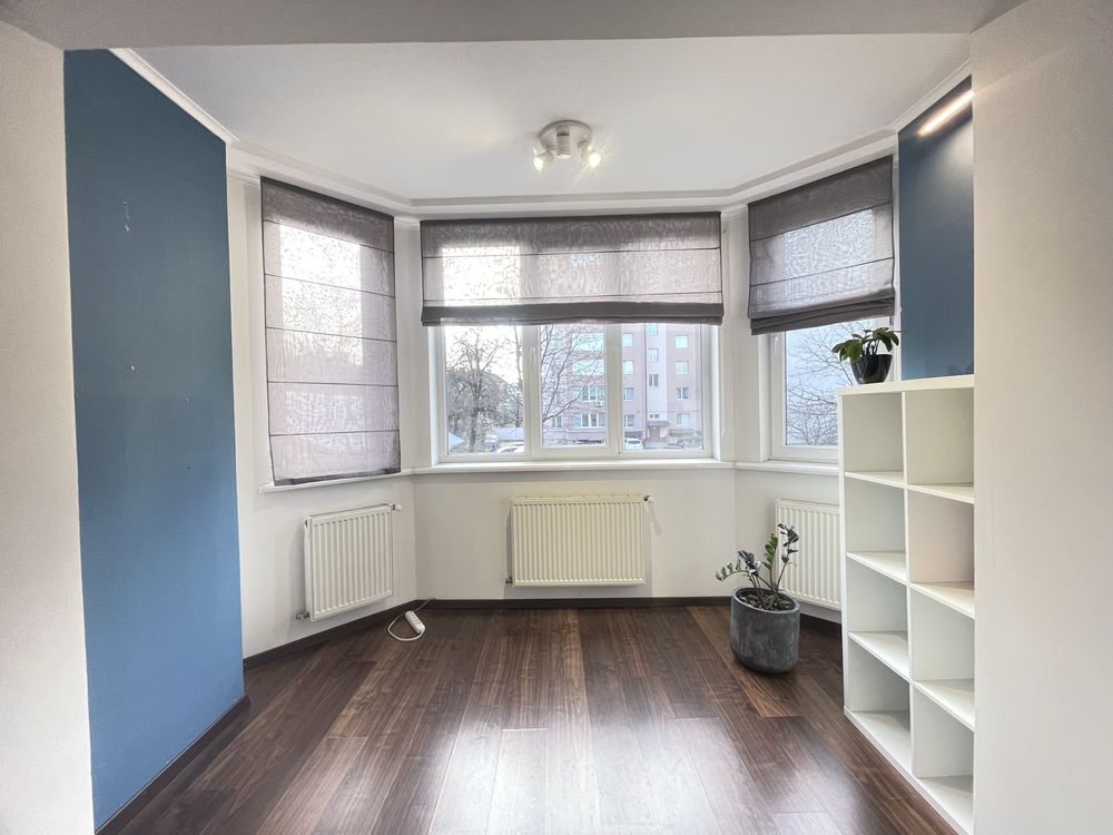 Spacious Modern Apartment Near Park with Projector