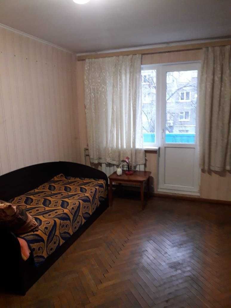 Spacious 2-Room Apartment Near Metro and Forest