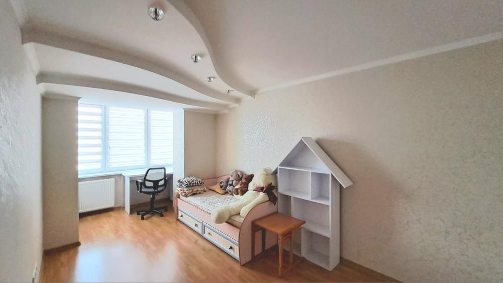 Modern 3-Bedroom Apartment with Designer Renovation
