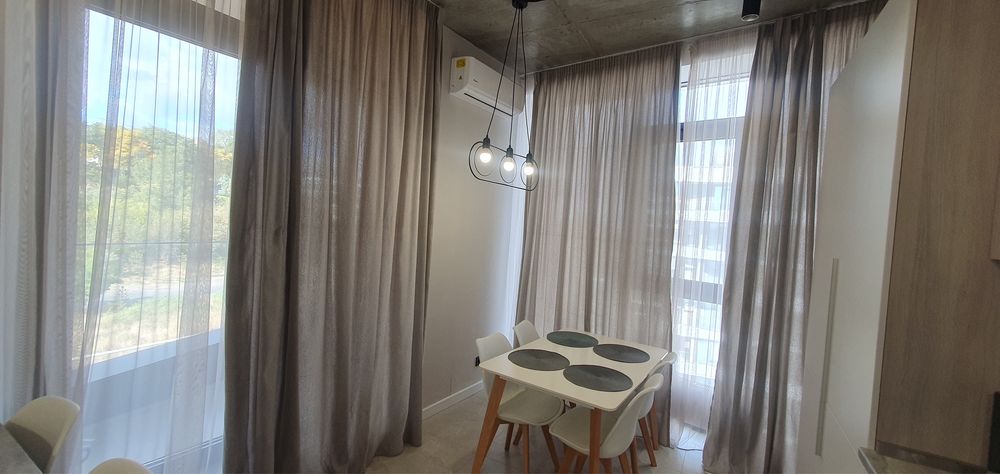 Luxury 3-Bedroom Apartment on Novoselskogo Street