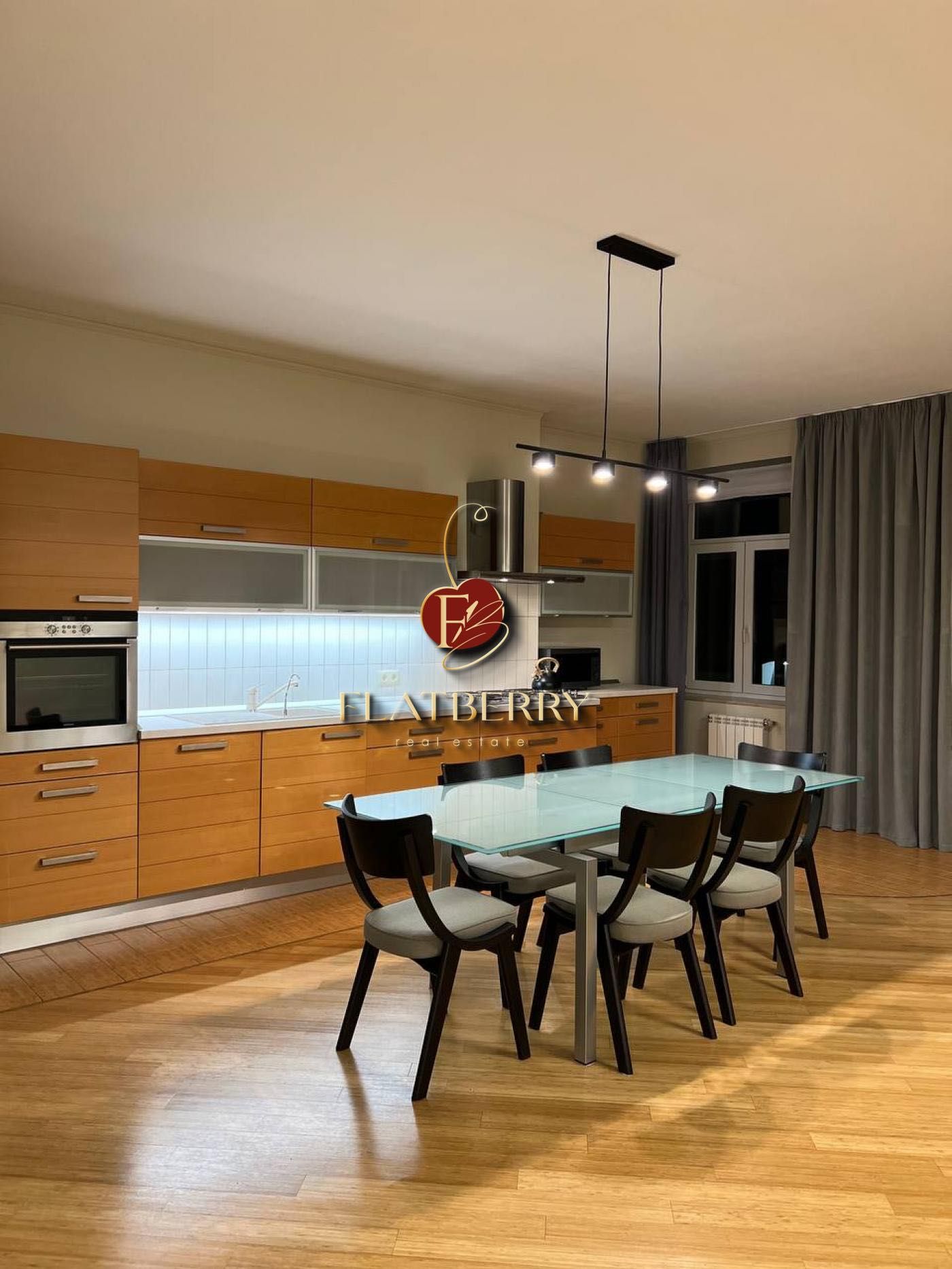 Spacious 210m² Apartment Near Kontraktova Square