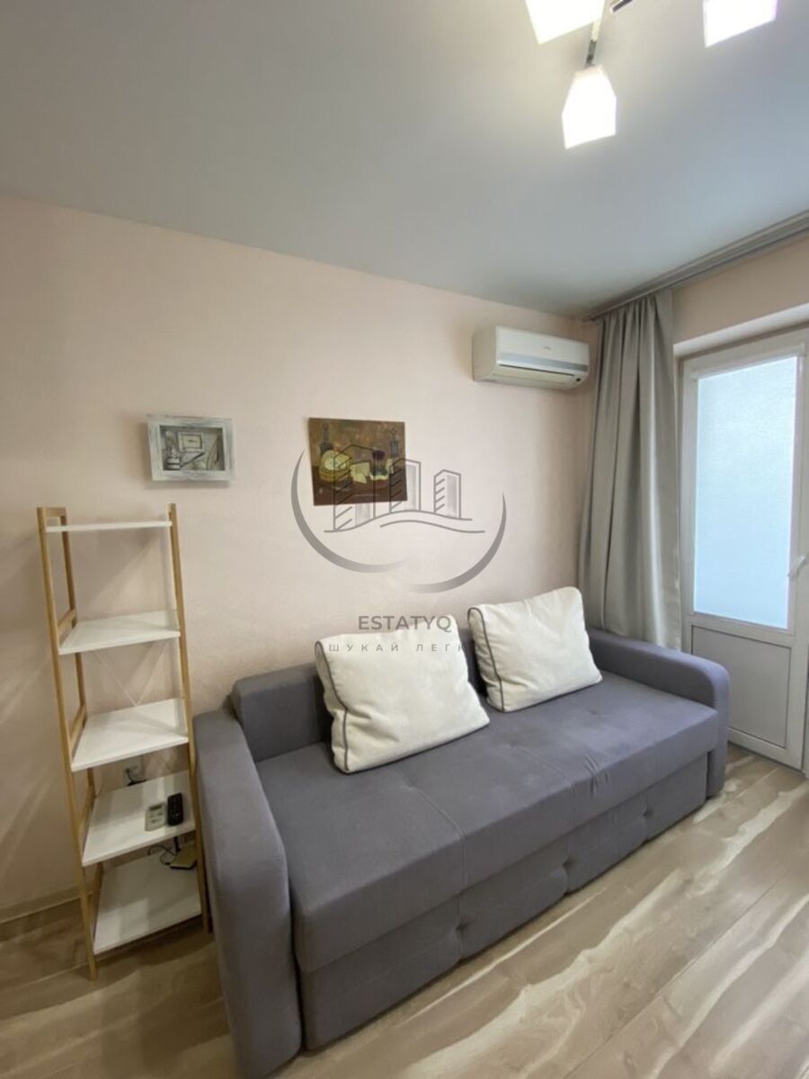 Cozy Studio Apartment near Akademika Pavlova Metro, Warm and Bright