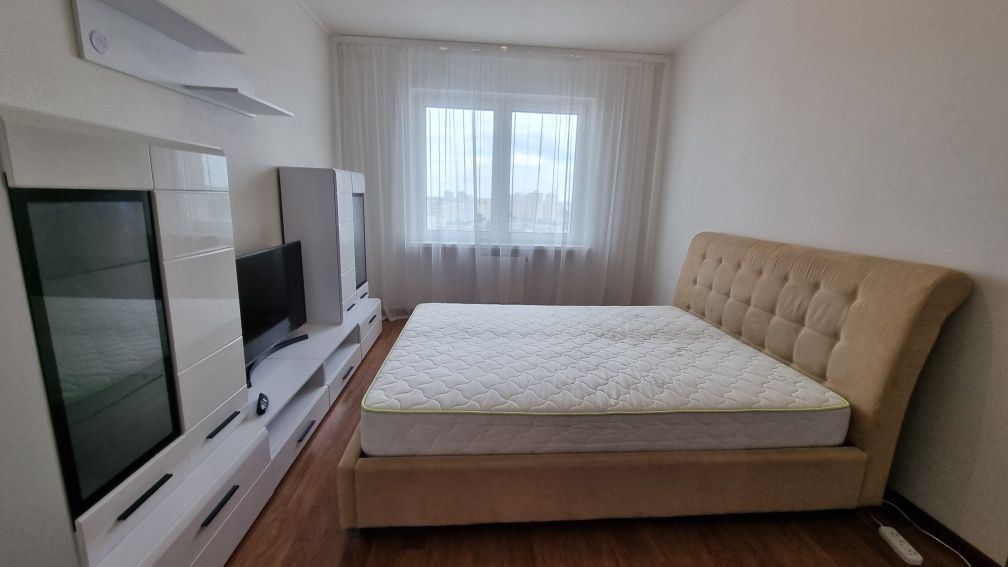 Позняки метросына жақын 3 бөлмелі пәтер, толық жабдықталған