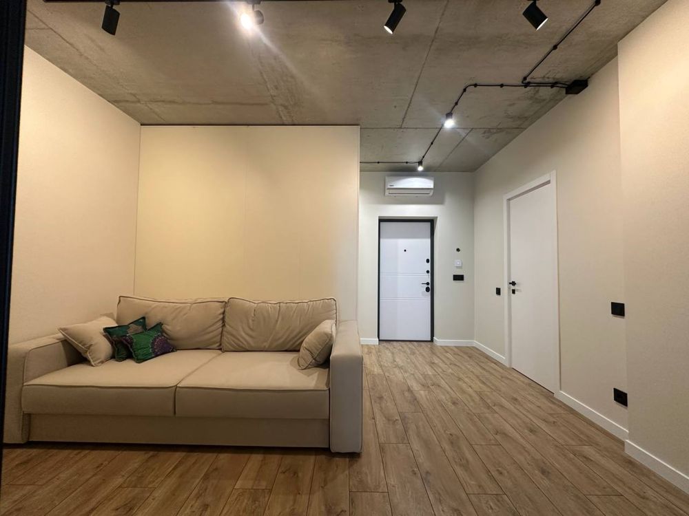 1-Bedroom Apartment with Designer Renovation near J. Washington Area