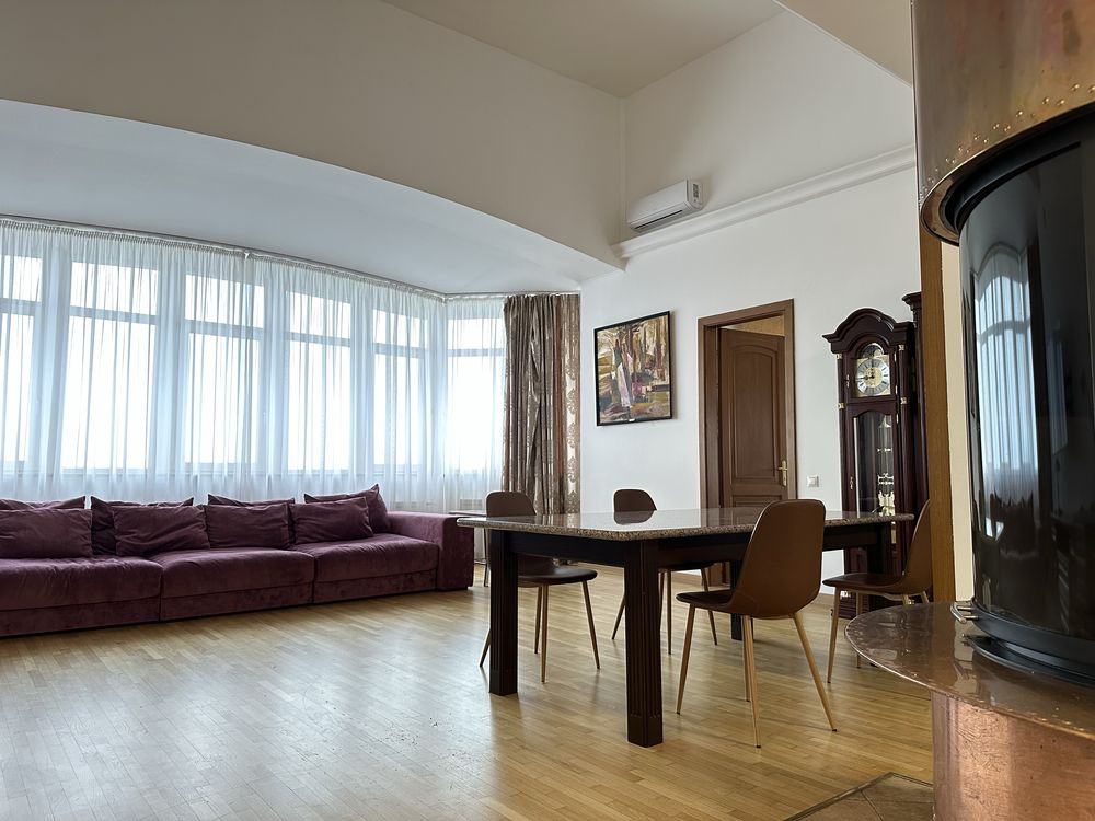 Spacious 4-room apartment with panoramic Dnipro view in Pechersk district