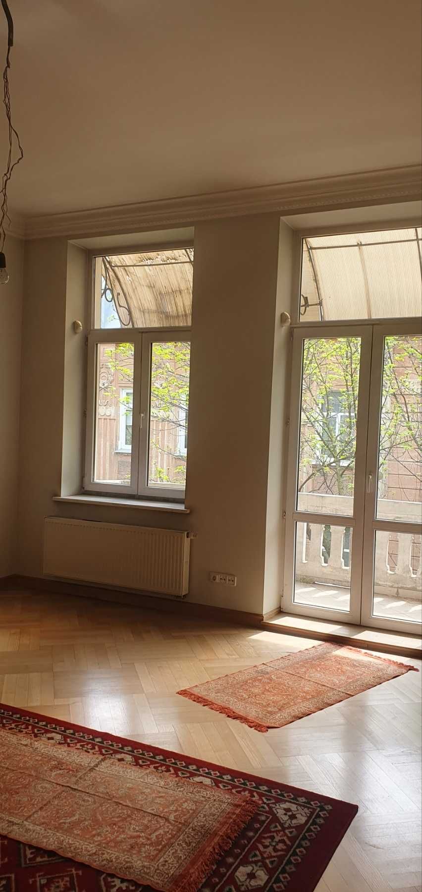 3-Room Apartment Near City Center with Two Parks, Ideal Location