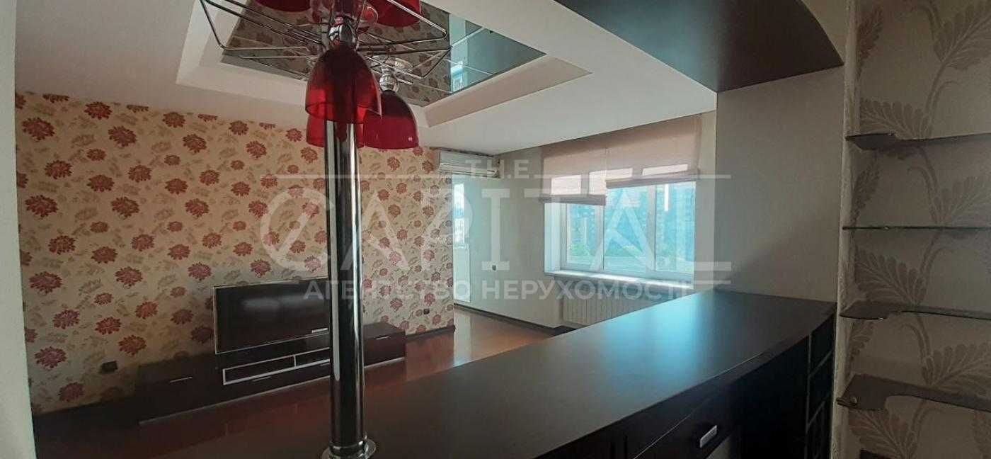 Spacious 3-room apartment on Chornovola Street, 117 m²