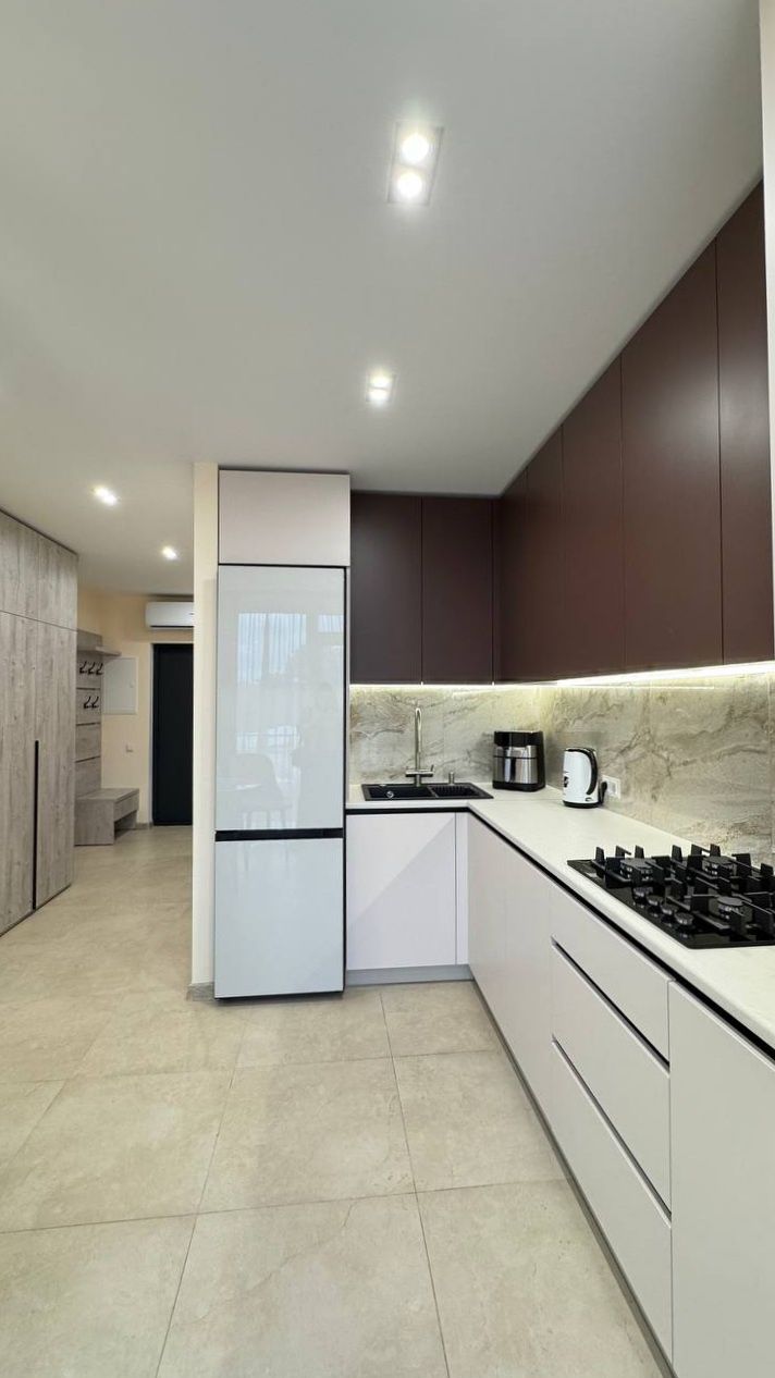 Modern 1-bedroom apartment in Family Plaza with designer renovation