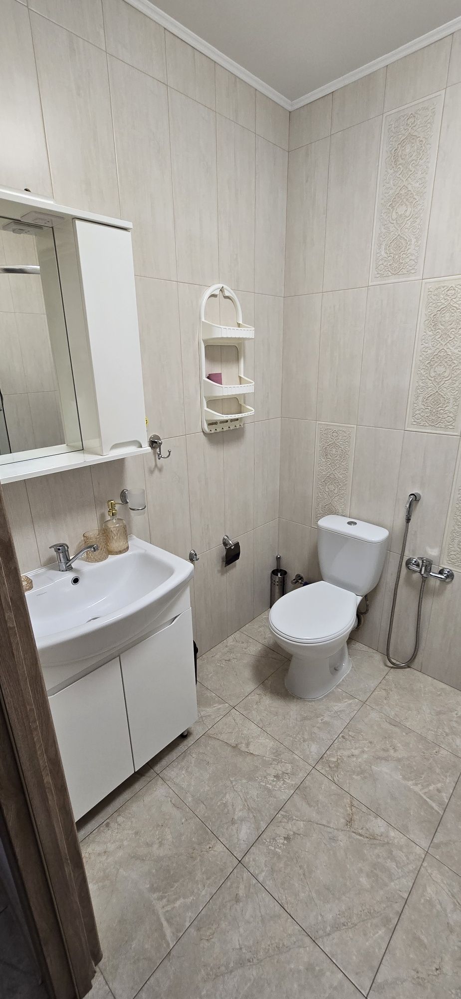 Modern Apartment with Designer Kitchen and Shower Room