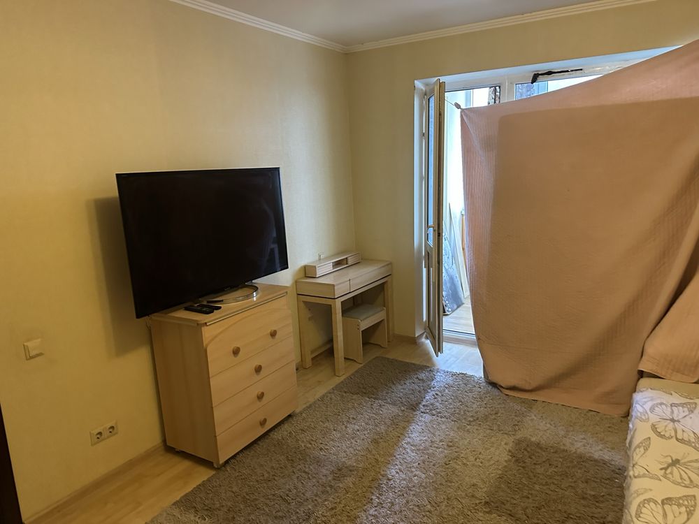 3-Room Apartment in Golosiyivskyi District, Near Subway