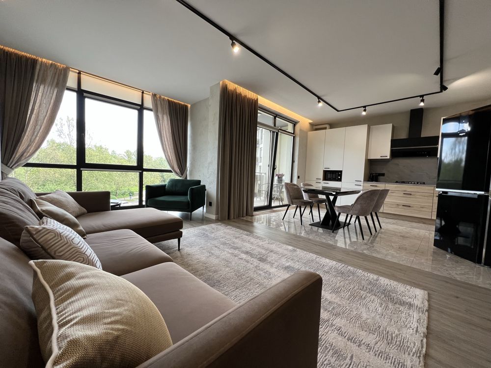 Spacious One-Bedroom Apartment with Panoramic Views in Residence Park Complex