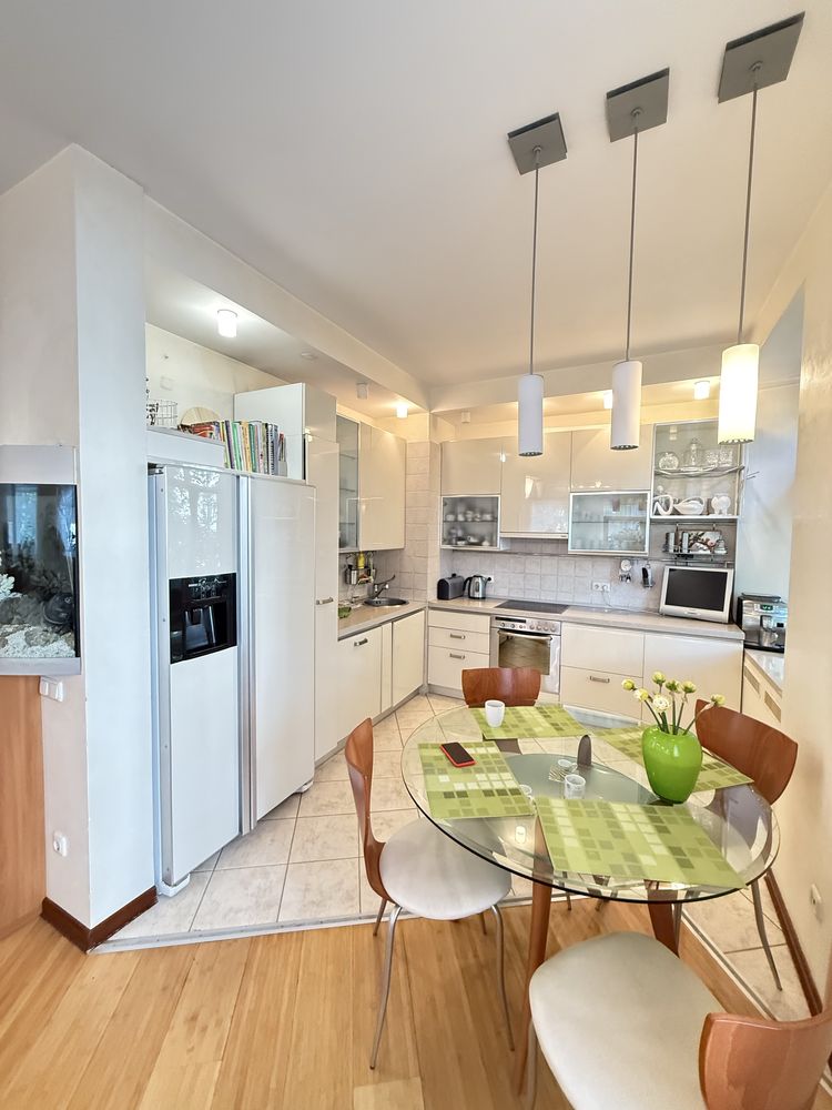 Spacious 3-room apartment in city center near Arsenalna metro