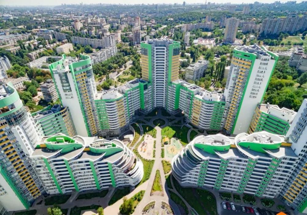 Spacious Apartment in Parkove Misto Complex with Balcony and Park View