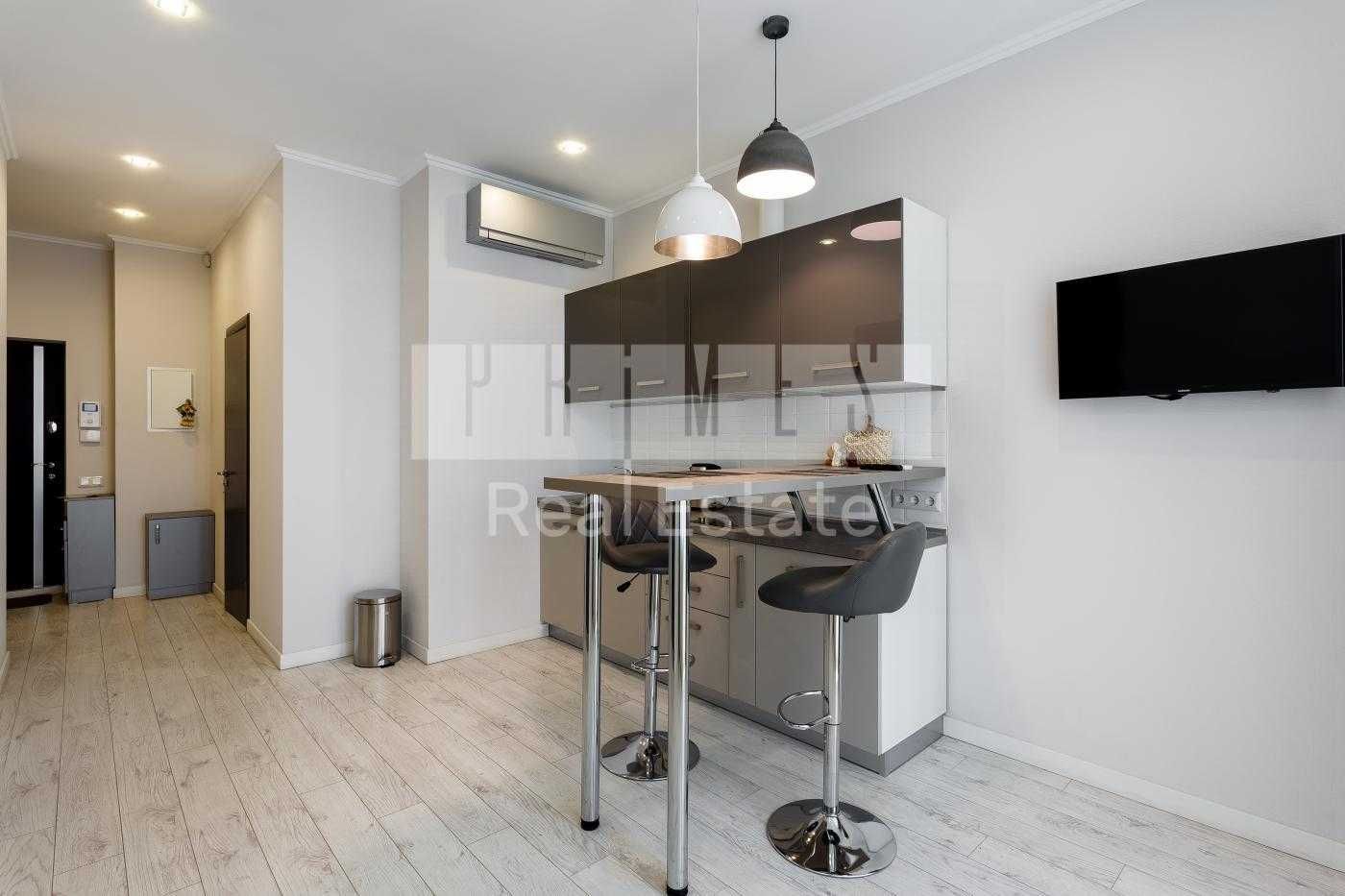 Luxurious Business Class 1-Bedroom Apartment with Designer Renovation