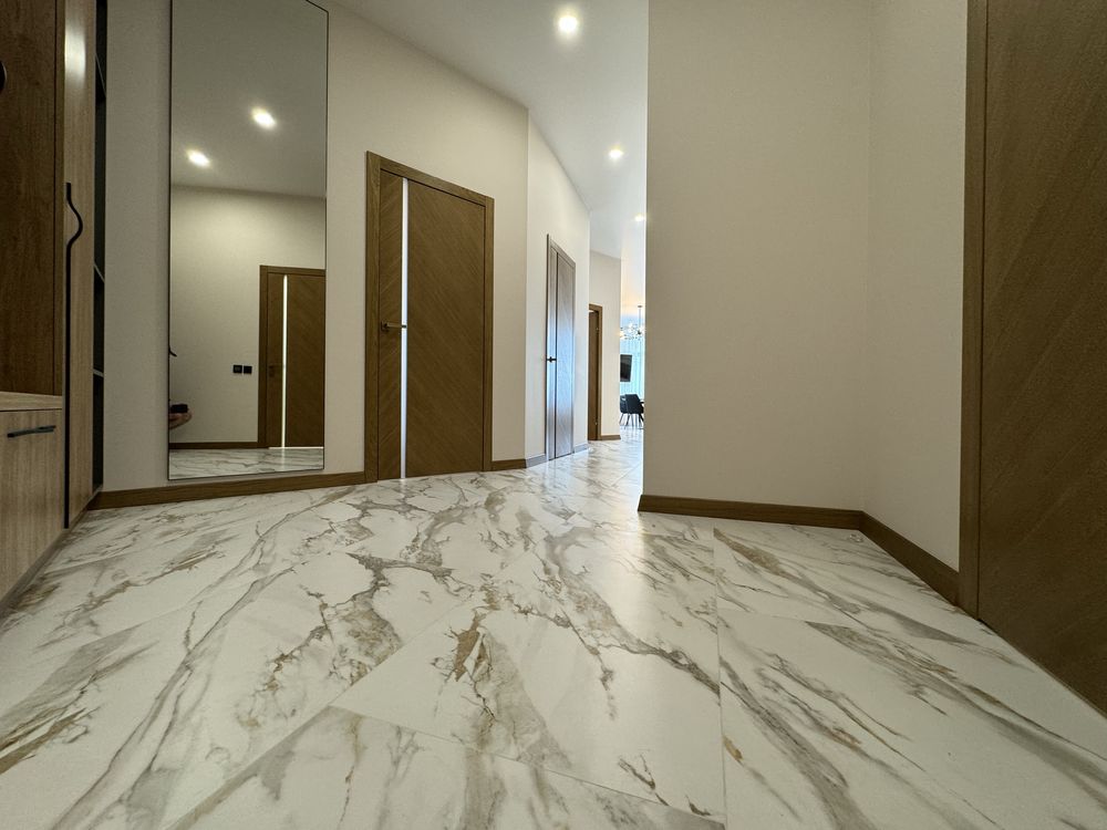 Spacious 2-Bedroom Apartment with City View in Manhattan Complex