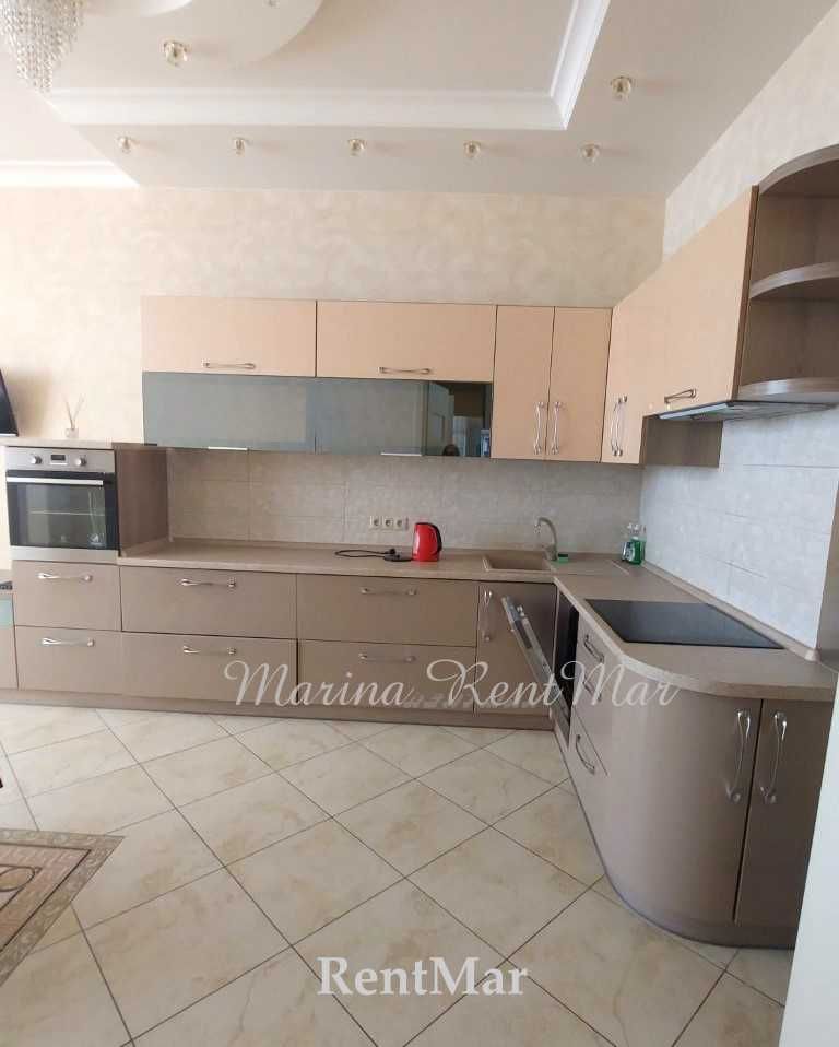 Spacious 4-Room Apartment with Designer Renovation near Beach