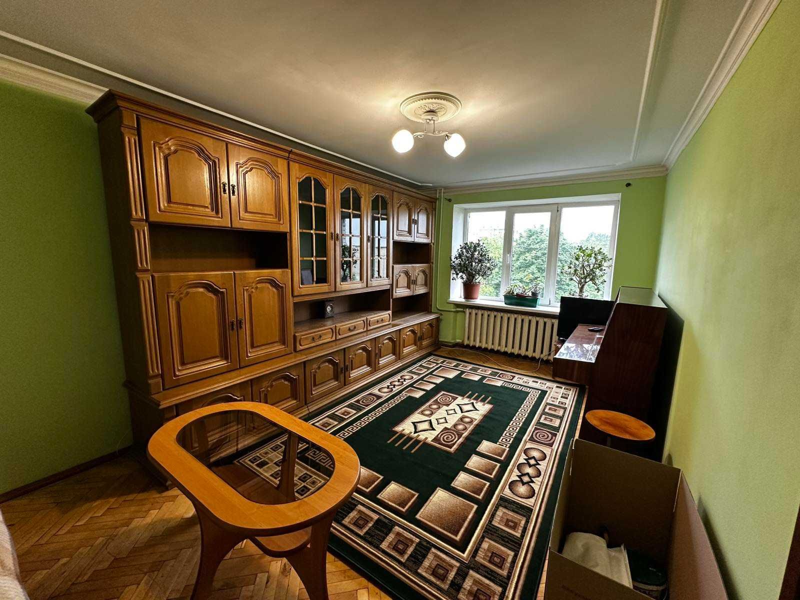 4-Room Apartment on Petlyury Street, 5th Floor, Fully Furnished
