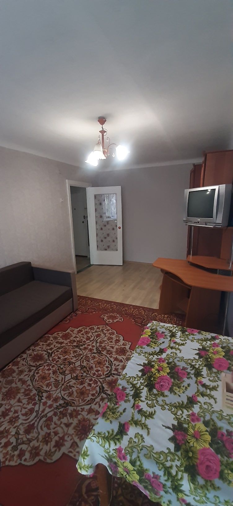One-bedroom apartment on 4th floor, close to market and shops