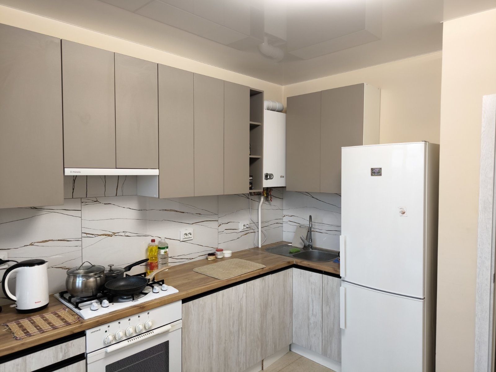 Modern 1-Bedroom Apartment with Castle View