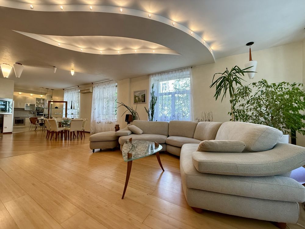 Spacious 3-room apartment in city center near Arsenalna metro