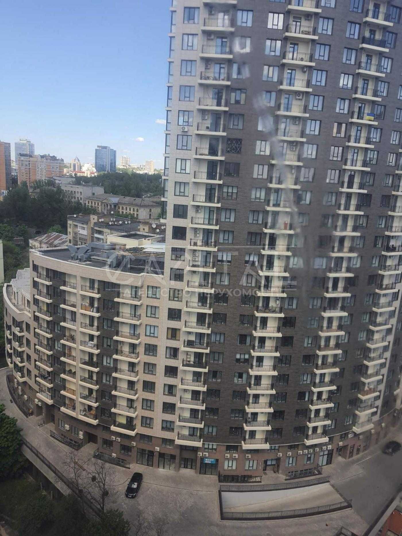 Spacious 3-Room Apartment with City View in Pechersky District