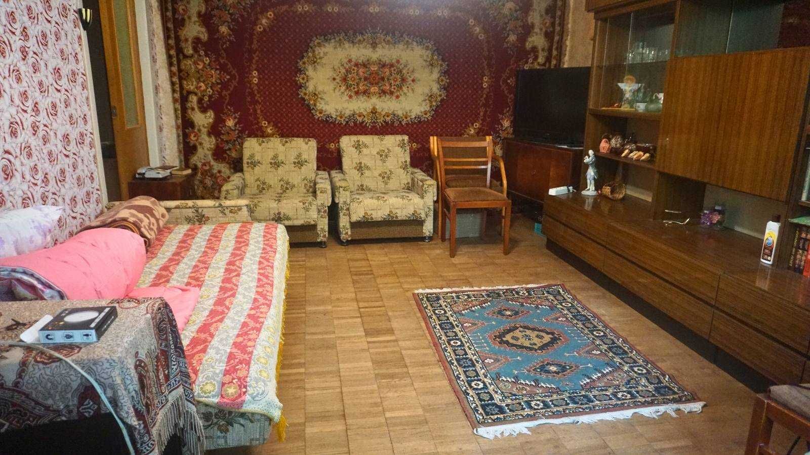 2-Room Apartment on Skoryny Street, Convenient Location