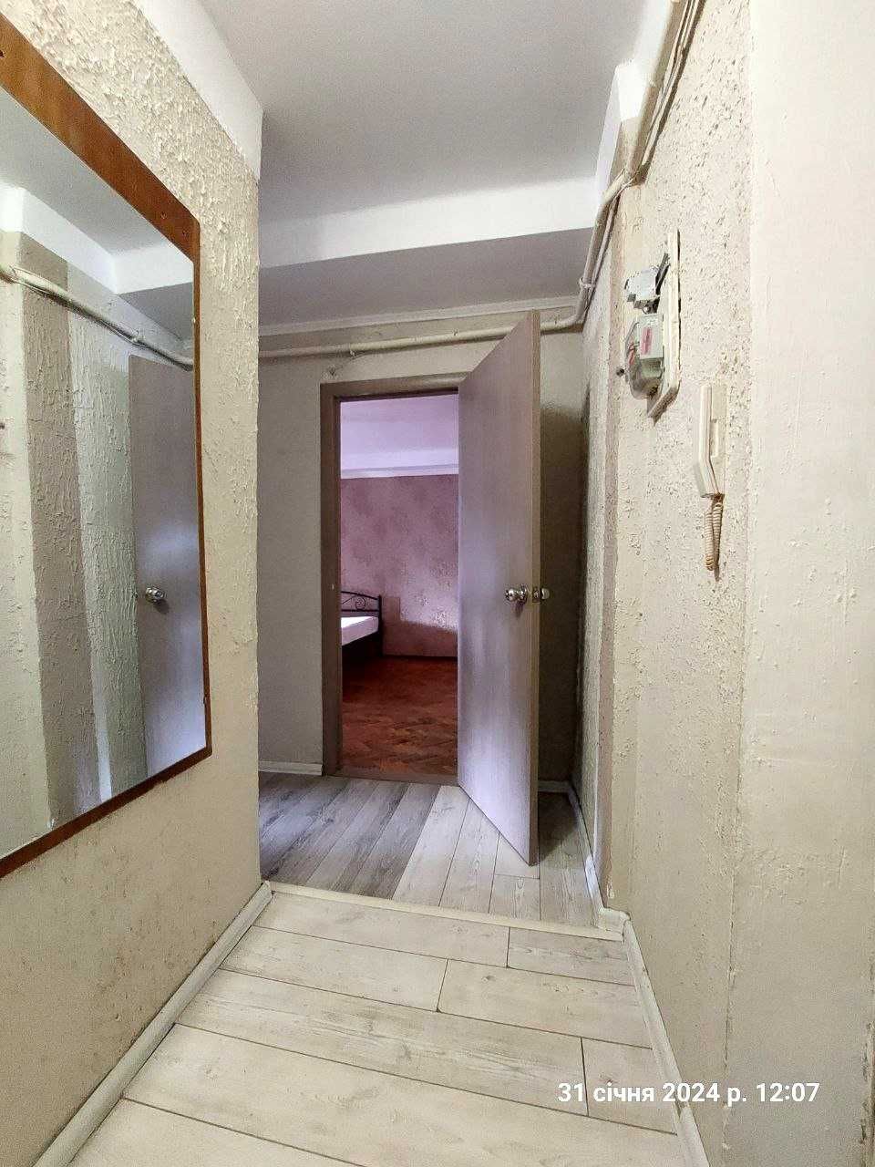 1-bedroom apartment on Borshchahivka with renovation, near transport