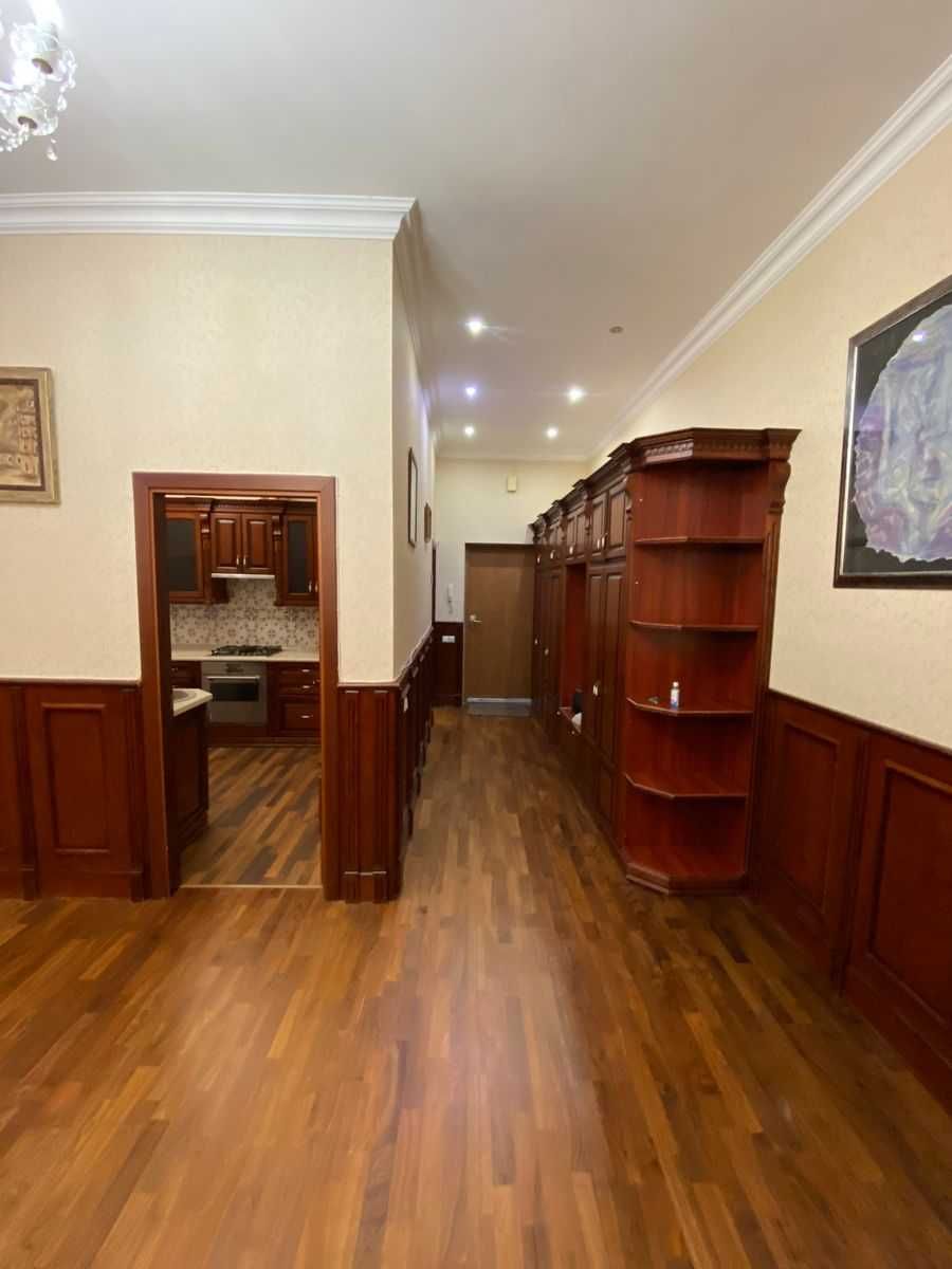 3-Bedroom Apartment in Khreshchatyk Street, Historical Passage, Central Kyiv
