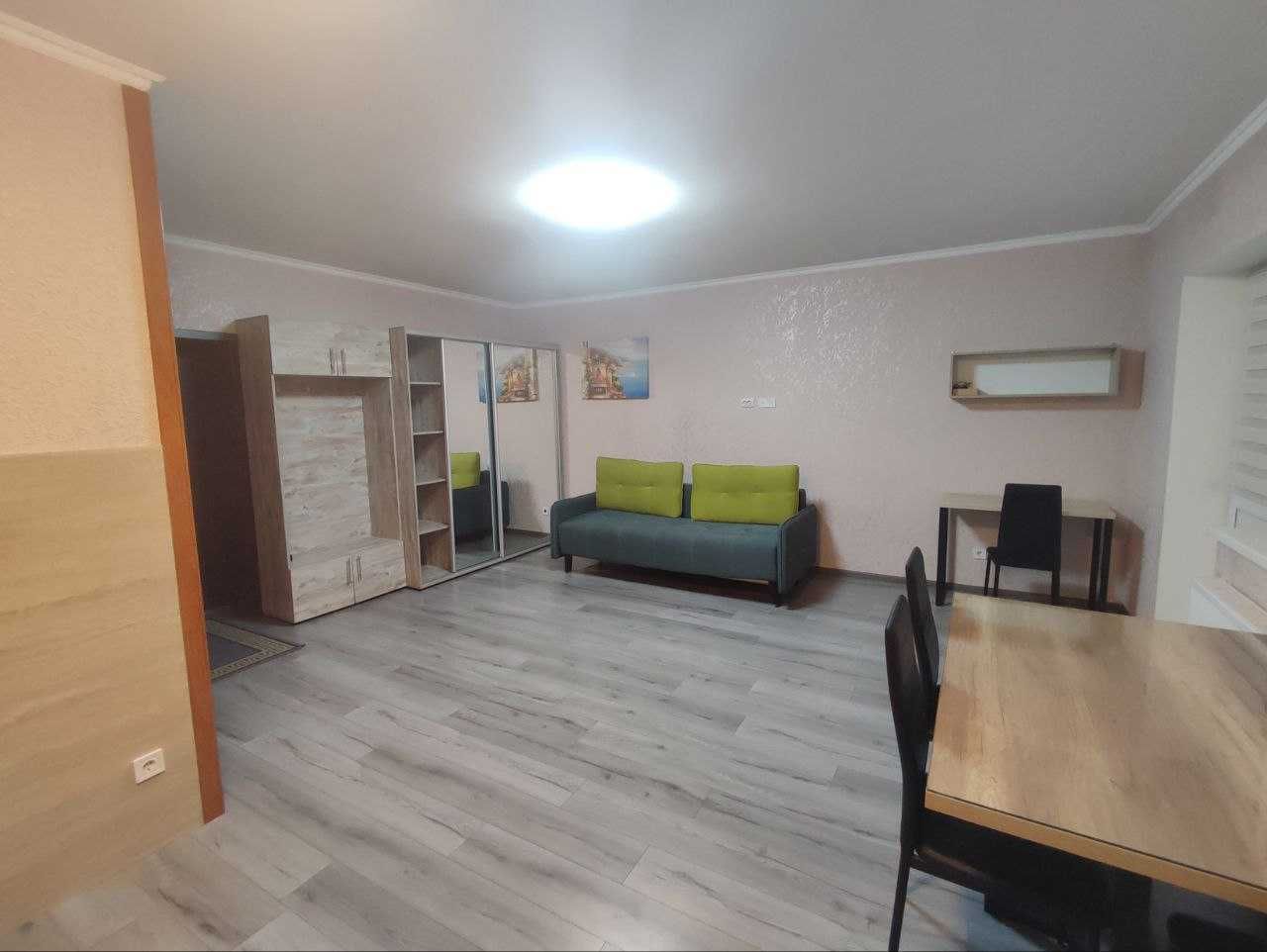 Large studio apartment with fresh renovation and full amenities