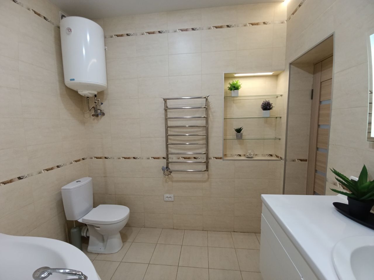Stylish 2-bedroom apartment with terrace near city center